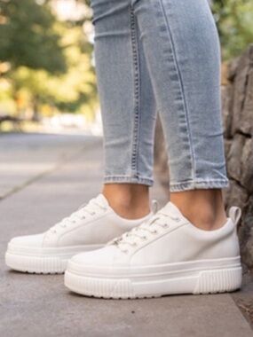 J/Slides NYC | West Leather Platform Classic Low Top Sneakers White (9 M)